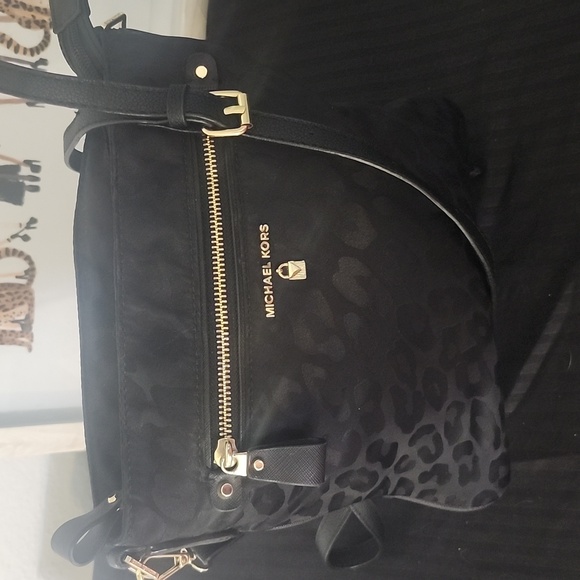 Michael Kors Kelsey Large Leopard Nylon Crossbody bag. - Picture 1 of 10